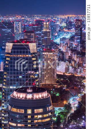 東京 オフィス街の夜景の写真素材