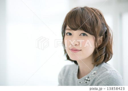 ボブヘアの女性 13858423