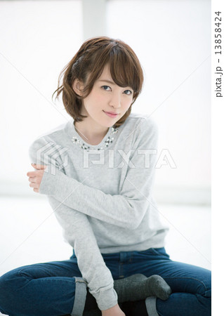 ボブヘアの女性 13858424