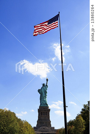 自由の女神と星条旗 13860264