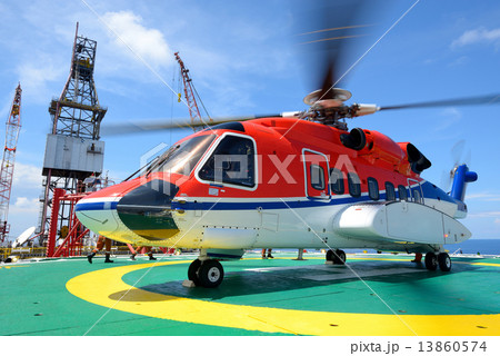 helicopter pick up passenger on the offshore oil rig platform helicopter pick up passenger on the offshore oil rig platform 13860574
