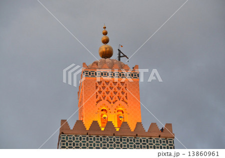 王妃の装身具を溶かして作った純金製の玉を頂くマラケシュのクトゥビアの塔 13860961