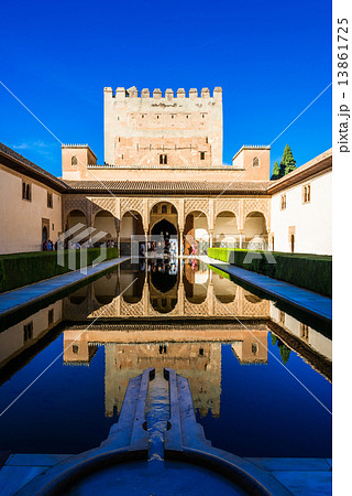 スペイン　アルハンブラ宮殿　アラヤネスのパティオ 13861725