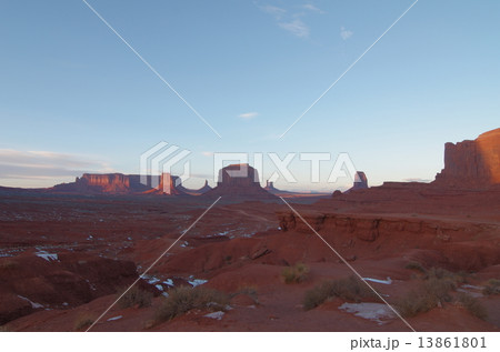 モニュメントバレー　ジョンフォードポイント夕景 13861801