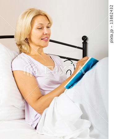 Mature woman with diary 13862432