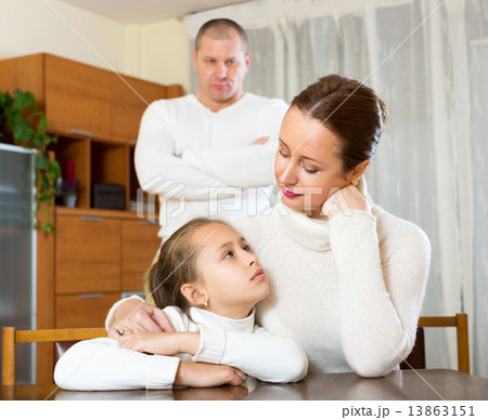 mother solace to crying daughter 13863151