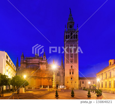 Giralda tower - bell tower of the Seville Cathedral in evening Giralda tower - bell tower of the Seville Cathedral in evening 13864021