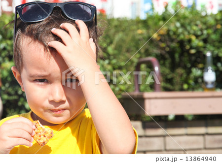 クッキーを食べる男の子 (3歳) クッキーを食べる男の子 (3歳) 13864940