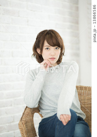 ボブヘアの女性 ボブヘアの女性 13866586