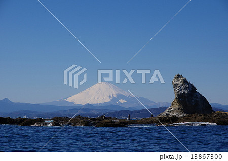 茅ヶ崎海岸沖合の烏帽子岩越しに富士山を望むの写真素材