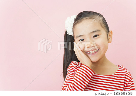 小顔ポーズの女の子 13869359