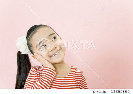 小顔ポーズの女の子 13869366
