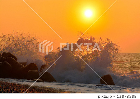 日本海の夕日と高波 13873588