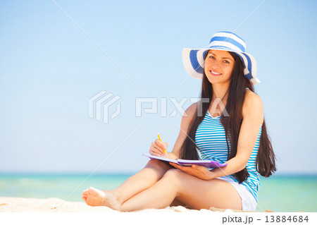 Young brunette girl with note and pencil 13884684