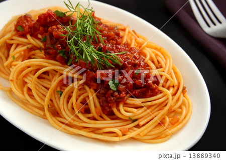 パスタ　スパゲティー　ボロネーゼ　ミートソース 13889340