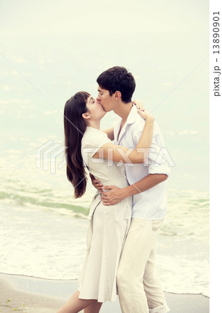 Couple kissing at the beach 13890901