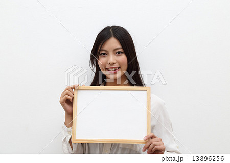 メッセージボードを持つ若い女性 メッセージボードを持つ若い女性 13896256