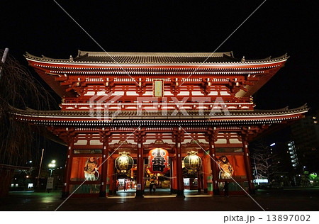 東京の夜景・ライトアップされる浅草寺宝蔵門のある夜景・横位置 13897002