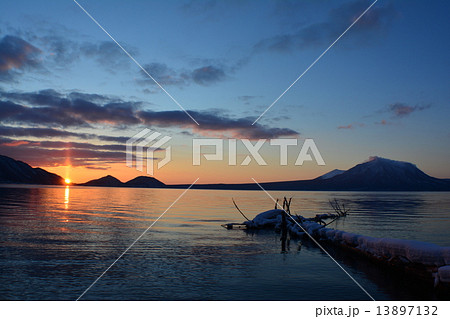 支笏湖の日の出 支笏湖の日の出 13897132