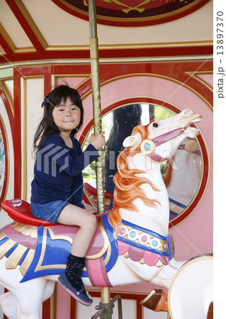 リヤドロ　メリーゴーランドに乗る少女　刻印あり メリーゴーランドに乗る女の子の写真素材 [13897370] - PIXTA