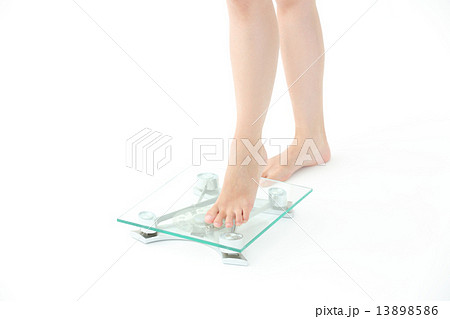 体重計・女性の足 体重計・女性の足 13898586