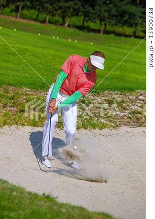 Man playing golf 13900738