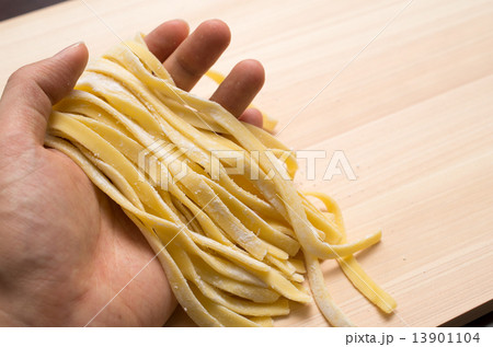 木の板の上の生パスタ 13901104