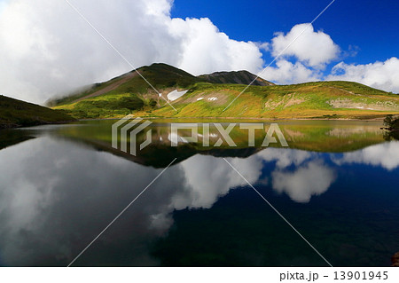 白馬大池と雲湧く小蓮華山方面 13901945