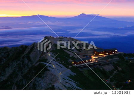 北アルプス・唐松岳山頂から黎明の浅間山方面と唐松山荘 13901982
