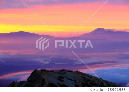 北アルプス・唐松岳山頂からご来迎を待つ人と浅間山・四阿山 北アルプス・唐松岳山頂からご来迎を待つ人と浅間山・四阿山 13901983