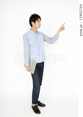 ノートPCを抱えて指図する男性 13902704