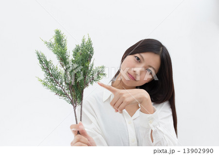 スギ花粉と女性 イメージ 13902990