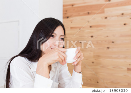 ティータイムの女性 イメージ 13903030