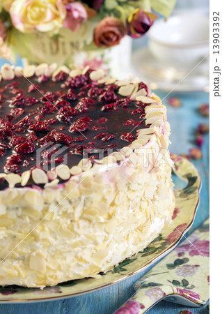 Cherry cake with vanilla cream. 13903392
