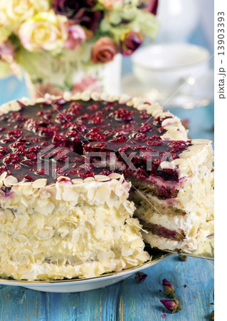Vanilla cake with cherries. 13903393