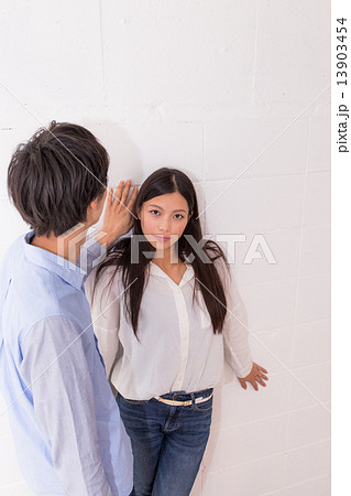 壁際の男女 イメージ 13903454