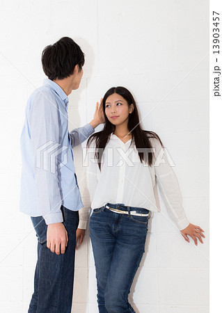 壁際の男女 イメージ 壁際の男女 イメージ 13903457