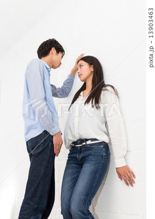 壁際の男女 イメージ 13903463