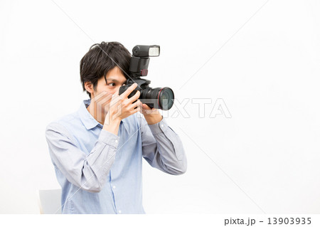 デジタル一眼レフカメラを持つ男性 イメージ 13903935