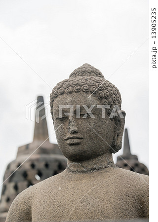 ボドブドゥール遺跡の仏像 ボドブドゥール遺跡の仏像 13905235