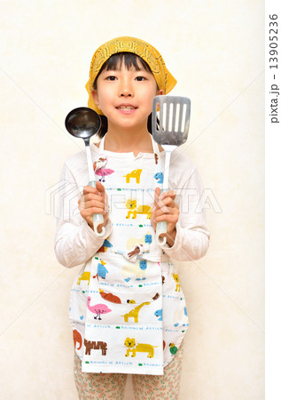 料理をする女の子 13905236