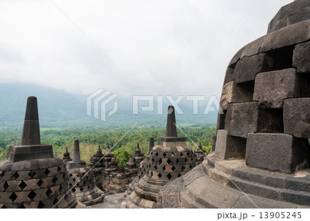 ボロブドゥール遺跡の仏塔 13905245