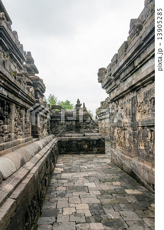 ボロブドゥール遺跡の回廊 ボロブドゥール遺跡の回廊 13905285