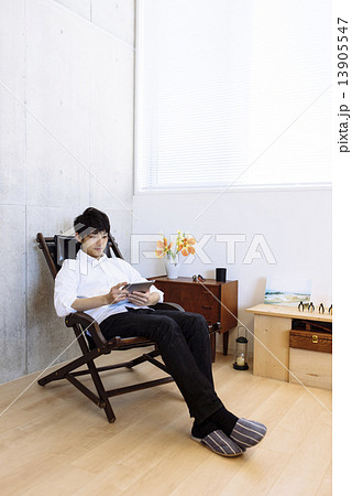 部屋でタブレットPCを操作する男性 部屋でタブレットPCを操作する男性 13905547