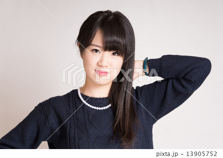 黒いセーターを着ている若い女性 13905752