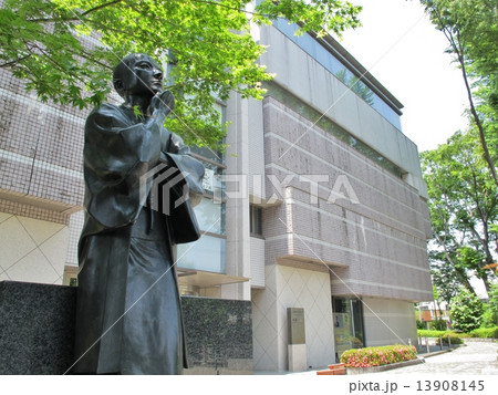 萩原朔太郎像と前橋文学館 13908145