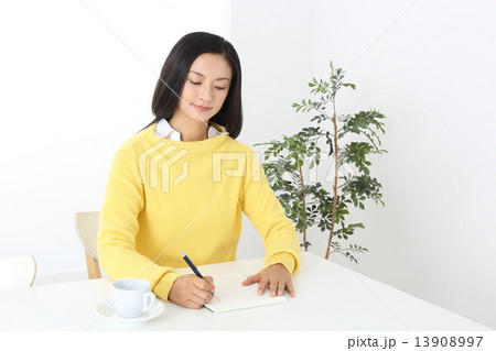 文字を書く女性 13908997