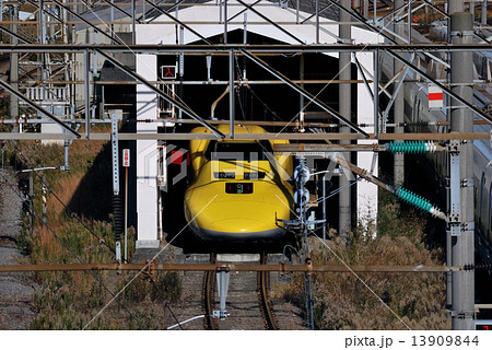 大井車両基地の専用庫に格納されているドクターイエロー 大井車両基地の専用庫に格納されているドクターイエロー 13909844