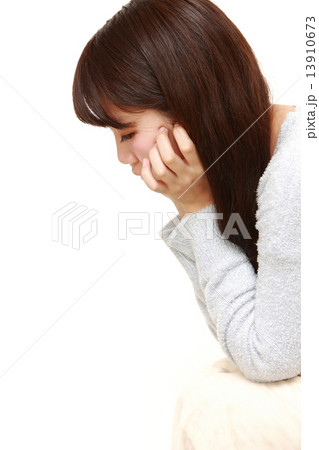 落ち込む女性 13910673