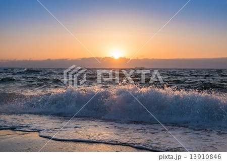 夕暮れの大海原 13910846